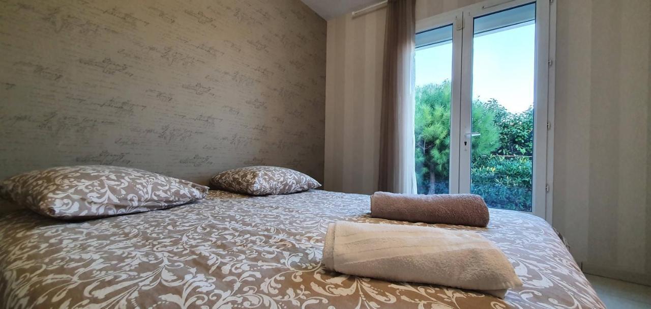 La Villa de l'Olivier piscine privée et parking Carcassonne Esterno foto